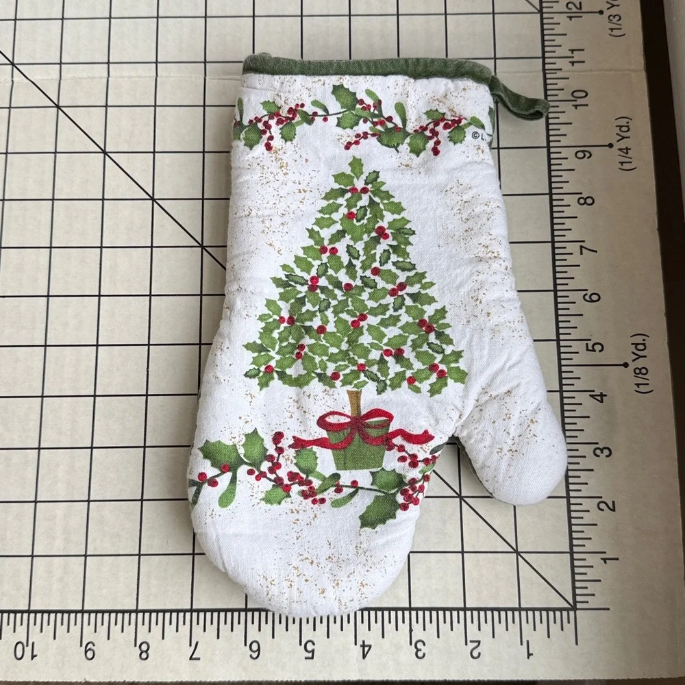 Lot of 3 Christmas Oven Mitts – Sur La Table Snowflake + Farmhouse Holiday